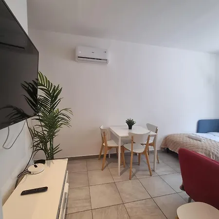 Carnier Avec Parking Apartment