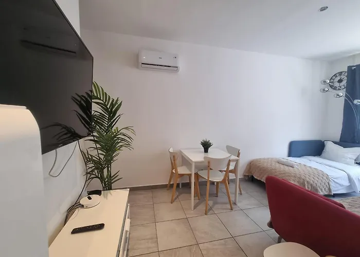 Carnier Avec Parking 아파트